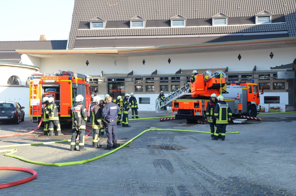Feuer 3 Dachstuhlbrand Koeln Rath Heumar Gut Maarhausen Eilerstr P141.JPG